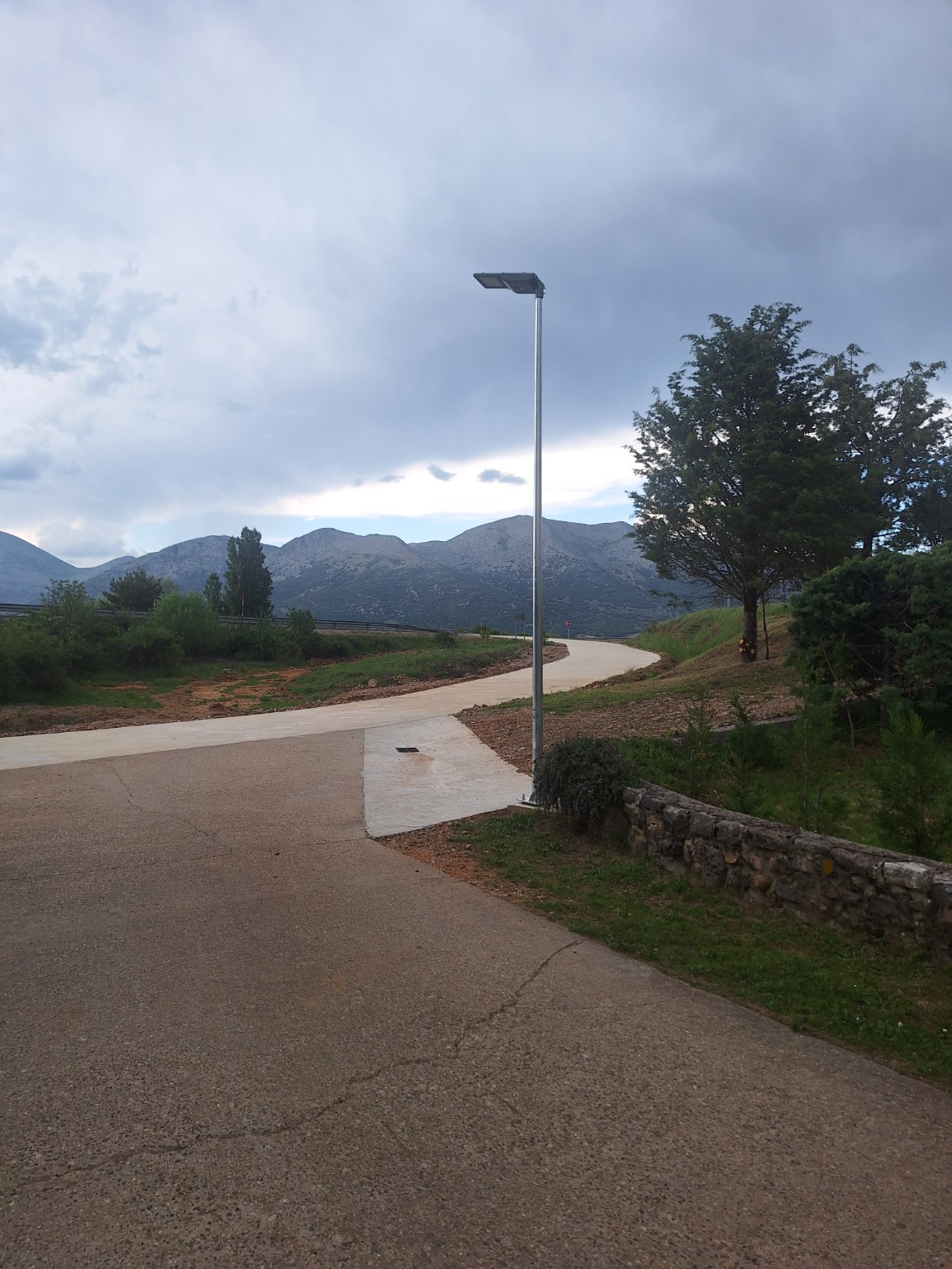 Farola de alumbrado público junto al acceso a Boedo de Castrejón, con Peña Redonda al fondo.